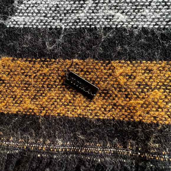 TITIKA Reversible Wool Blanket Scarf with Geometric Shapes - Picture 8 of 10